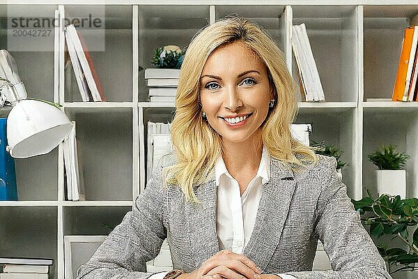K generiert  Erfolgreiche Existenzgründerin sitzt zufrieden im Büro  30  35  JahrFrau  Frauen  lächelt zufrieden  Existenzgründer  Firmenchefin  Start up