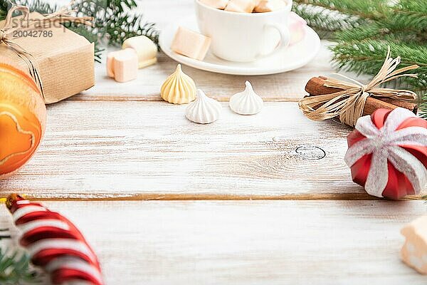 Weihnachten oder Neujahr Zusammensetzung. Dekorationen  Box  Kugeln  Zimt  Tannen und Fichtenzweige  Tasse Kaffee  auf einem weißen Holzhintergrund. Seitenansicht  Kopierraum  selektiver Fokus