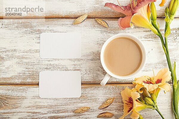 Weißes Papier Visitenkarte Mockup mit orange Taglilie Blume und Tasse Kaffee auf weißem Holz Hintergrund. Leer  Draufsicht  Flat Lay  Copy Space  Stillleben