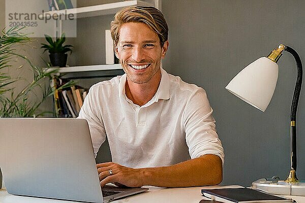 K generiert  Erfolgreicher Jungunternehmer sitzt zufrieden im Büro  30  35  Jahre  Mann  lächelt zufrieden  Existenzgründer  Firmenchef  trinkt Kaffee