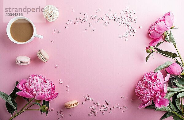 Rosa Pfingstrose Blumen und eine Tasse Kaffee auf einem rosa Pastell Hintergrund. Morninig  Frühling  Mode Zusammensetzung. Flachlage  Draufsicht  Kopierraum