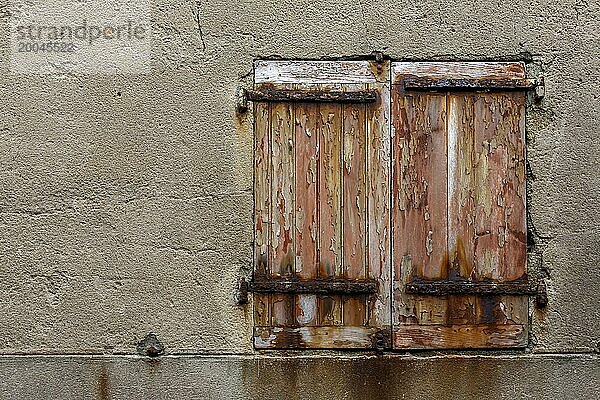 Fenster mit maroden Fensterläden und verrosteten Eisenbeschlägen  Roscoff  Finistère  Bretagne  Frankreich  Europa