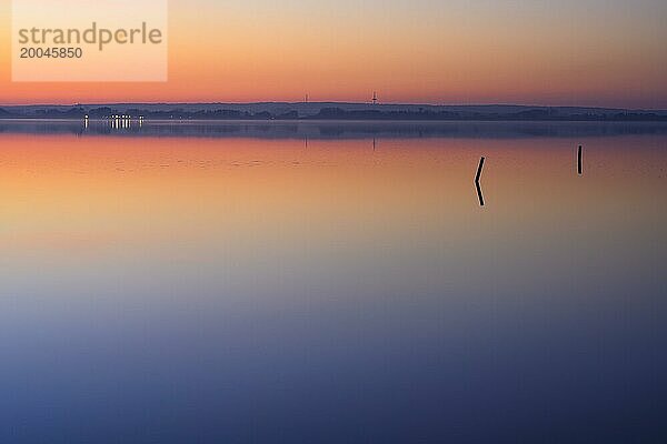Sonnenuntergang am Dümmer See  See  Stille  Weite  Nacht  geheimnissvoll  Lembruch  Niedersachsen  Deutschland  Europa
