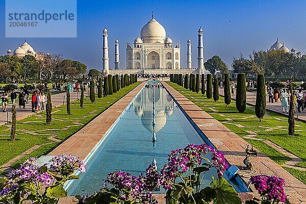 Prachtvolle Vorderansicht des Taj Mahal mit blühenden Blumenbeeten und Reflexion im Wasser  Taj Mahal  Agra  India