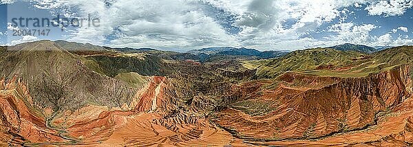 Panorama  Erodierte Berglandschaft  Canyon mit roten und orangenen Felsformationen  Luftaufnahme  Konorchek Canyon  Chuy  Kirgistan  Asien