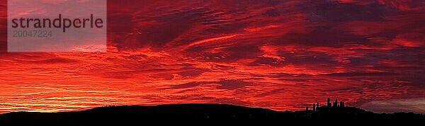 Silhouette von San Gimignano bei Sonnenuntergang  Toskana  Italien  Europa