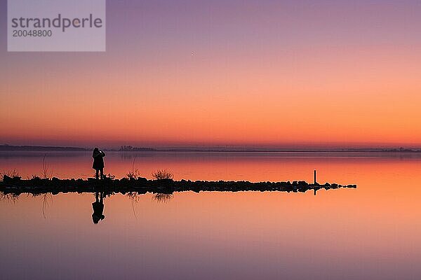 Person vor Sonnenuntergang am Dümmer See  See  Stille  Weite  Nacht  geheimnissvoll  Lembruch  Niedersachsen  Deutschland  Europa