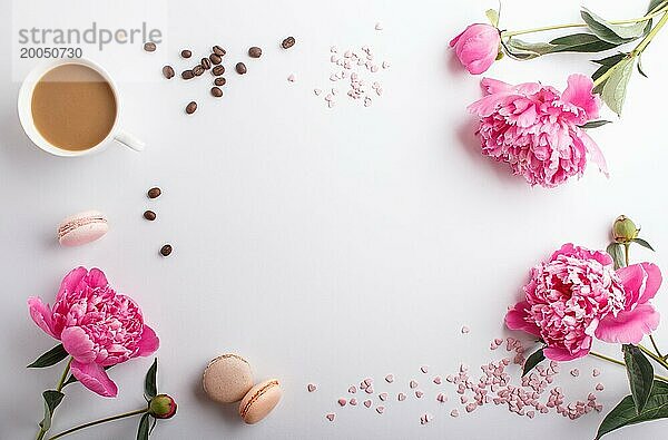 Rosa Pfingstrose Blumen und eine Tasse Kaffee auf einem weißen Hintergrund. Morninig  Frühling  Mode Zusammensetzung. Flachlage  Draufsicht  Kopierraum