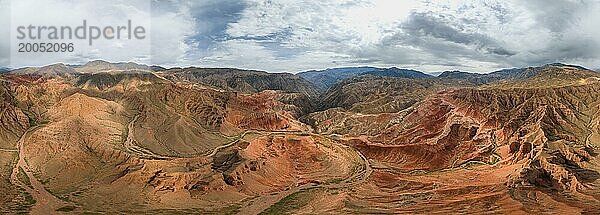 Panorama  Erodierte Berglandschaft  Canyon mit roten und orangenen Felsformationen  Luftaufnahme  Konorchek Canyon  Chuy  Kirgistan  Asien