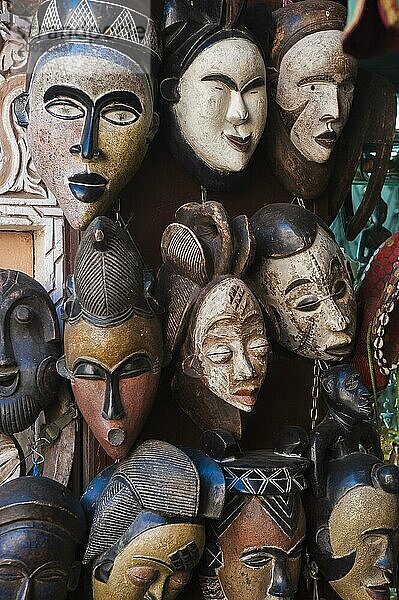 Traditionelle Masken in der Medina  Gesichter  Kunsthandwerk  orientalisch  Folklore  Shop  Markt  Basar  Flohmarkt  Souk  Handel  Auslage  Symbol  Tradition  Einkaufen  Shopping  Souvenir  Marrakesch  Marokko  Afrika
