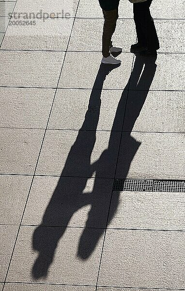 Passanten mit Schatten  Liebespaar  Winter  Sachsen  Deutschland  Europa