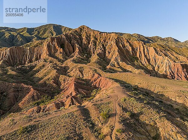 Luftaufnahme  Erodierte Berglandschaft  Sandsteinfelsen  Canyon mit roten und orangenen Felsformationen  Konorchek Canyon  Chuy  Kirgistan  Asien