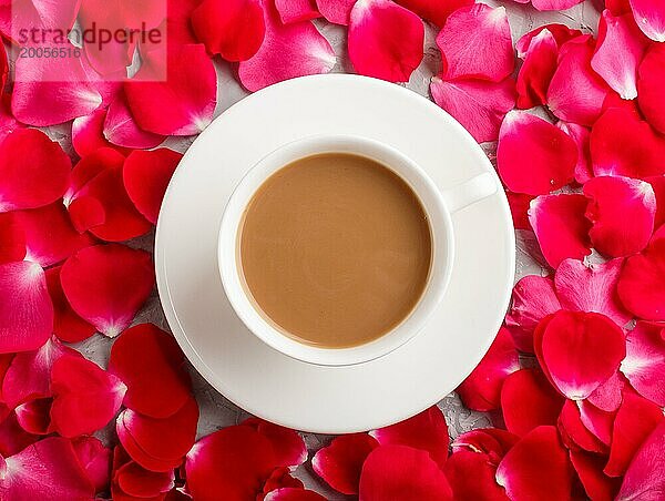 Rote Rosenblüten Hintergrund und eine Tasse Kaffee. Morninig  Frühling  Mode Zusammensetzung. Flat lay  Draufsicht  Nahaufnahme