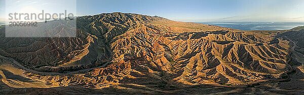 Luftaufnahme  Erodierte Berglandschaft  Sandsteinfelsen  Canyon mit roten und orangenen Felsformationen  Konorchek Canyon  Chuy  Kirgistan  Asien