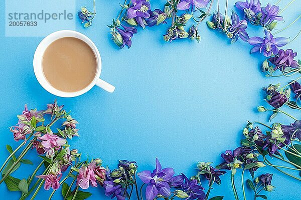 Rosa und lila Akelei Blumen und eine Tasse Kaffee auf pastellblauem Hintergrund. Morninig  Frühling  Mode Zusammensetzung. Flachlage  Draufsicht  Kopierraum