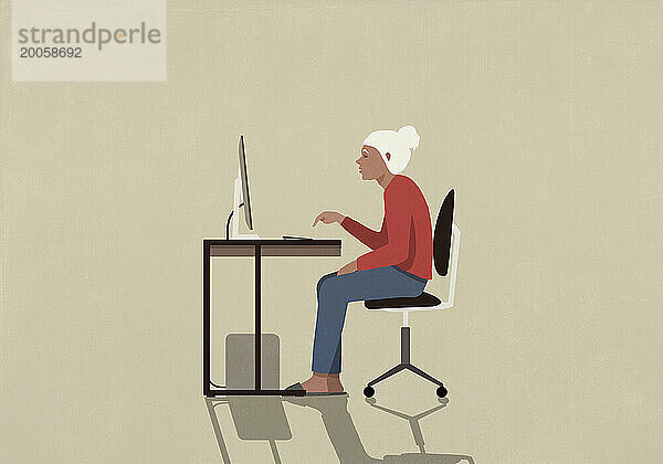 Ältere Frau benutzt Computer am Schreibtisch