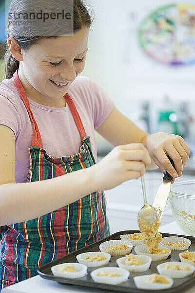 Junges Mädchen im Kochkurs Backen