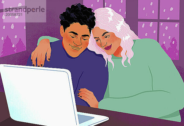Glückliches  liebevolles Paar  das Laptop benutzt und sich zu Hause umarmt