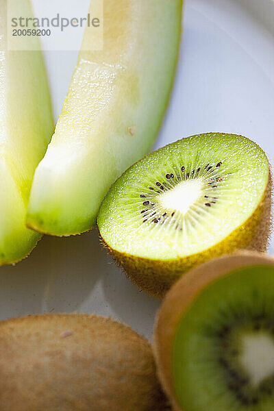 Nahaufnahme von Kiwis und Melonenscheiben