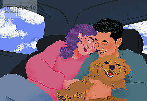 Fröhliches  liebevolles Paar kuschelt mit Hund auf dem Rücksitz eines Crowdsourcing-Taxis