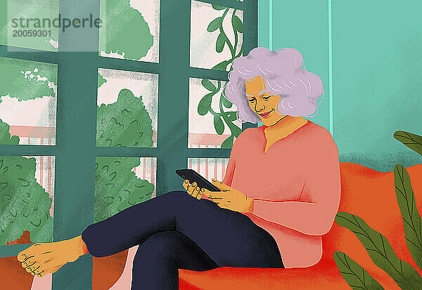 Glückliche  gelassene ältere Frau  die zu Hause auf dem Sofa ihr Smartphone benutzt