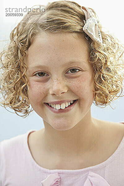 Porträt eines lächelnden jungen Mädchens