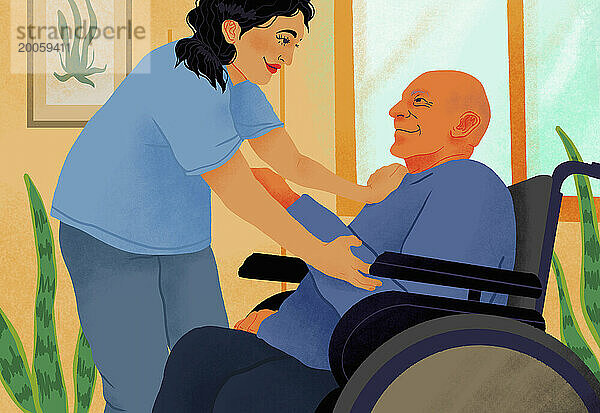 Lächelnde  freundliche häusliche Pflegekraft  die einem älteren Mann im Rollstuhl hilft