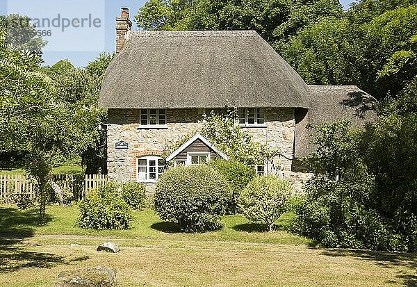 Historisches  attraktives  reetgedecktes Cottage  Lockeridge Dene  nahe Marlborough  Wiltshire  England  UK
