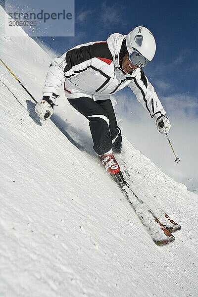 Skifahrer in Aktion  Alpen  Österreich  Europa