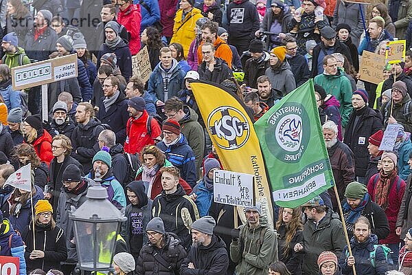 160 Organisationen und Initiativen haben am Samstag in Dresden gegen Rechts demonstriert. Ca. 10.000 Teilnehmer  vom Theaterplatz vor der Semperoper zogen die Demonstranten durch die Innenstadt.  Dresden  Sachsen  Deutschland  Europa