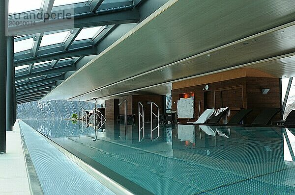 Kühnes Design und grandiose Aussicht vom Schlosshotel Lebenberg Indoor Pool auf der obersten Etages des Kitzbühler Viersterne-Seminarhotels