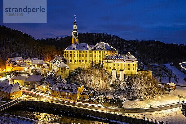 Winterabend im Müglitztal  eindrucksvoll angestrahltes Schloss Weesenstein zur blauen Stunde.  Weesenstein  Sachsen  Deutschland  Europa