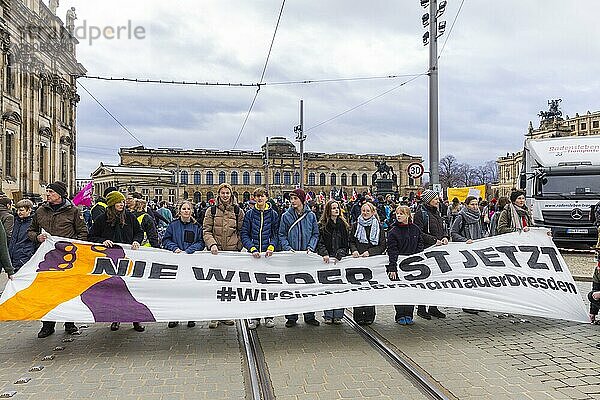 160 Organisationen und Initiativen haben am Samstag in Dresden gegen Rechts demonstriert. Ca. 10.000 Teilnehmer  vom Theaterplatz vor der Semperoper zogen die Demonstranten durch die Innenstadt.  Dresden  Sachsen  Deutschland  Europa