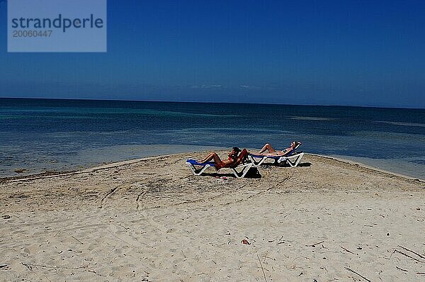 Kuba: Touristen entspannen am Strand der Insel Cayo Coco