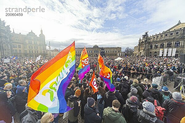 160 Organisationen und Initiativen haben am Samstag in Dresden gegen Rechts demonstriert. Ca. 10.000 Teilnehmer  vom Theaterplatz vor der Semperoper zogen die Demonstranten durch die Innenstadt.  Dresden  Sachsen  Deutschland  Europa