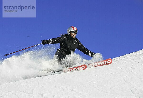 Skifahrerin in Aktion  Alpenregion  Österreich  Europa