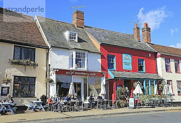 Wild Strawberry Cafe und das Galley Restaurant  Woodbridge  Suffolk  England  UK Menschen sitzen draußen an einem sonnigen Tag