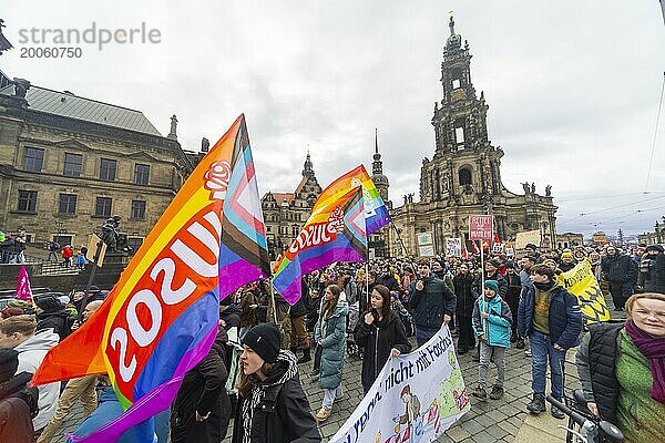 160 Organisationen und Initiativen haben am Samstag in Dresden gegen Rechts demonstriert. Ca. 10.000 Teilnehmer  vom Theaterplatz vor der Semperoper zogen die Demonstranten durch die Innenstadt.  Dresden  Sachsen  Deutschland  Europa