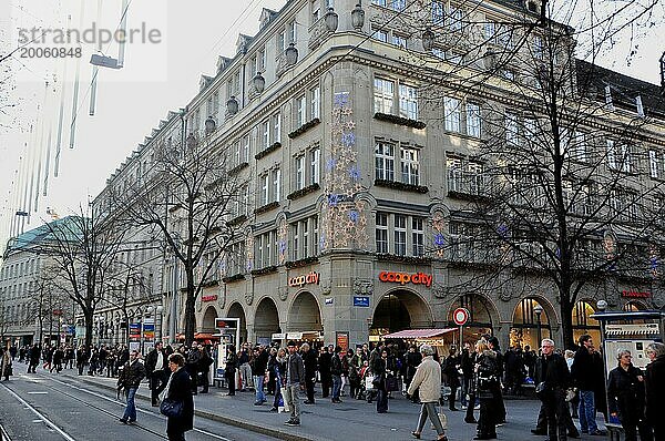 Die Bahnhofstrasse in Zürich zur X MAs Shopping Zeit voller Menschen