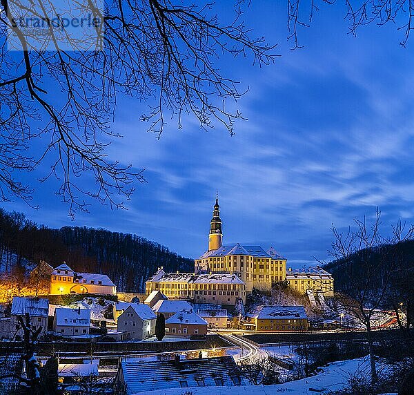 Winterabend im Müglitztal  eindrucksvoll angestrahltes Schloss Weesenstein zur blauen Stunde.  Weesenstein  Sachsen  Deutschland  Europa