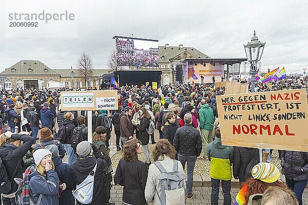 160 Organisationen und Initiativen haben am Samstag in Dresden gegen Rechts demonstriert. Ca. 10.000 Teilnehmer  vom Theaterplatz vor der Semperoper zogen die Demonstranten durch die Innenstadt.  Dresden  Sachsen  Deutschland  Europa