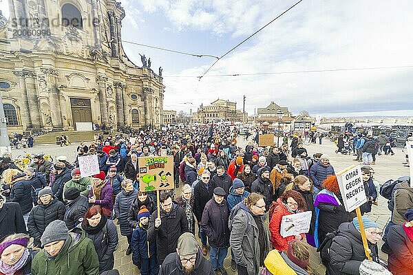 160 Organisationen und Initiativen haben am Samstag in Dresden gegen Rechts demonstriert. Ca. 10.000 Teilnehmer  vom Theaterplatz vor der Semperoper zogen die Demonstranten durch die Innenstadt.  Dresden  Sachsen  Deutschland  Europa