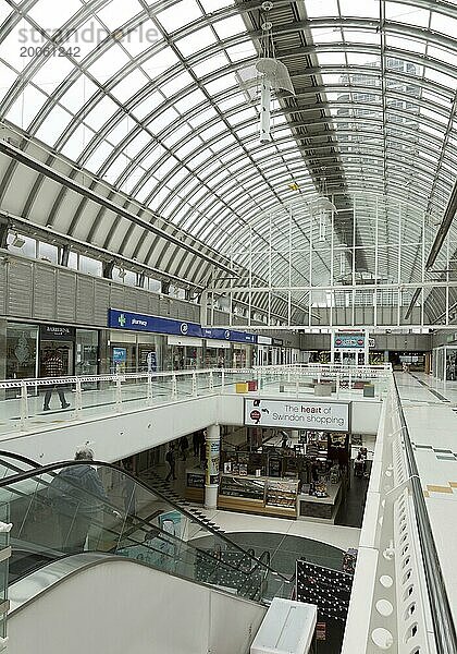 Fast leeres  ruhiges Einkaufszentrum  Brunel Centre  Swindon  Wiltshire  England  UK