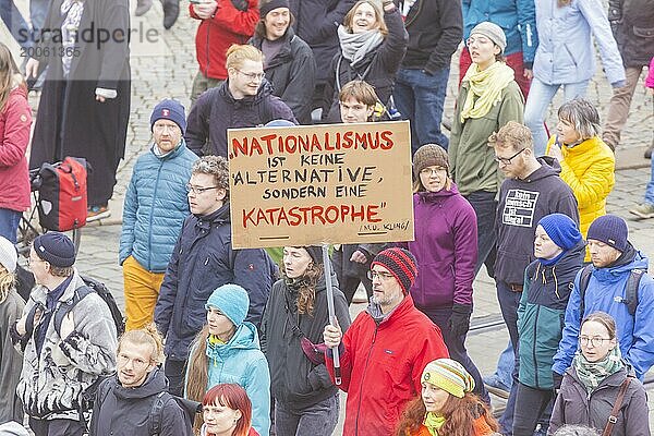 160 Organisationen und Initiativen haben am Samstag in Dresden gegen Rechts demonstriert. Ca. 10.000 Teilnehmer  vom Theaterplatz vor der Semperoper zogen die Demonstranten durch die Innenstadt.  Dresden  Sachsen  Deutschland  Europa