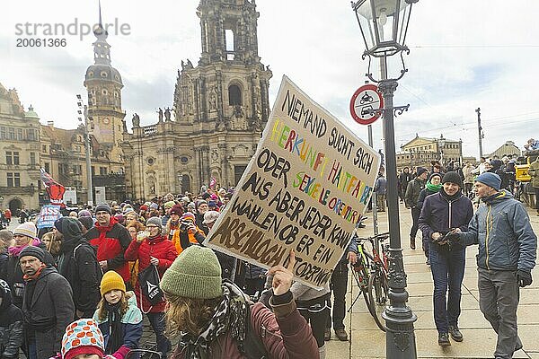 160 Organisationen und Initiativen haben am Samstag in Dresden gegen Rechts demonstriert. Ca. 10.000 Teilnehmer  vom Theaterplatz vor der Semperoper zogen die Demonstranten durch die Innenstadt.  Dresden  Sachsen  Deutschland  Europa