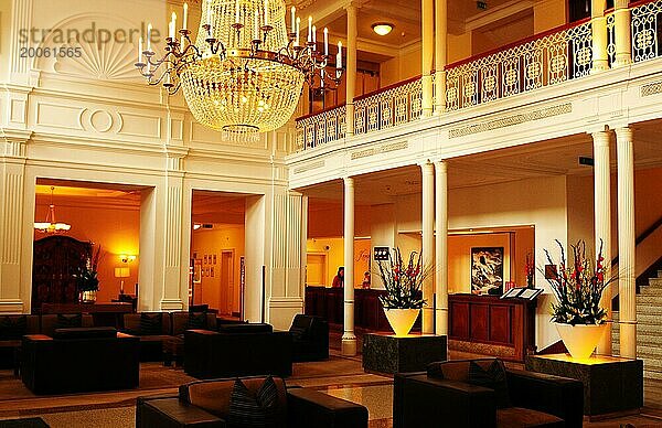 Schweiz: Die großzügige Lobby des Luxushotels Kempinski des Baigns in St. Moritz im Oberengadin im Kanton Graubünden