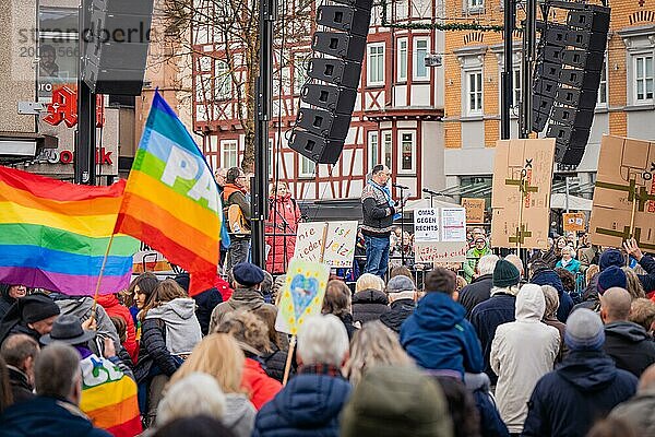 Redner auf einer Bühne bei einer Demonstration  Menschengruppe mit einer großen Friedensflagge und Transparenten  Gegen Rechts Demo  Nagold  Schwarzwald  Deutschland  Europa