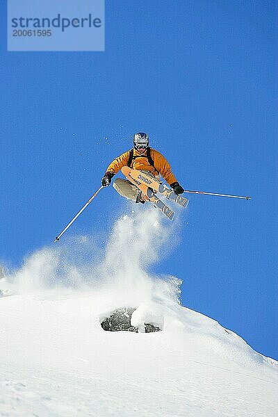 Skifahrer in Action  Tiefschnee  Trickski  Alpenregion  Österreich  Europa