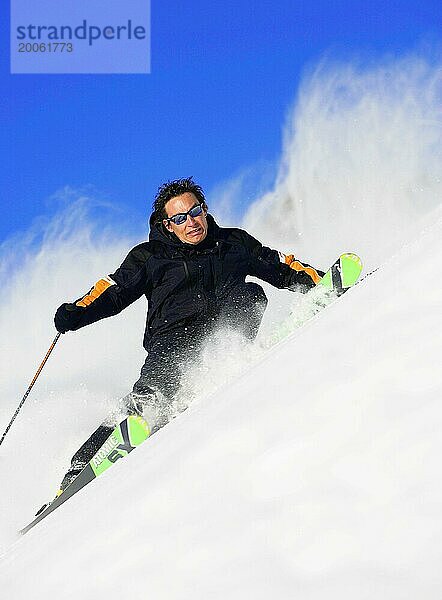 Skifahrer in Aktion  Alpen  Österreich  Europa