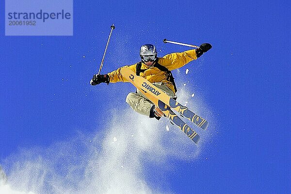 Skifahrer in Action  Tiefschnee  Trickski  Alpenregion  Österreich  Europa